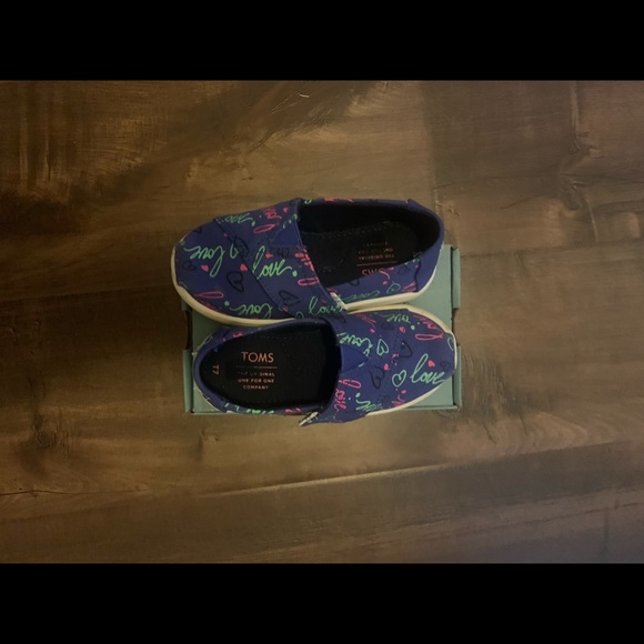 Gently used Tom’s Toddler Glow in The Dark Shoes - Picture 2 of 3